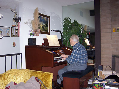 Click here to download a 2576 x 1932 JPG image showing Cliff Anderson at the console of the Technics Digital Organ.