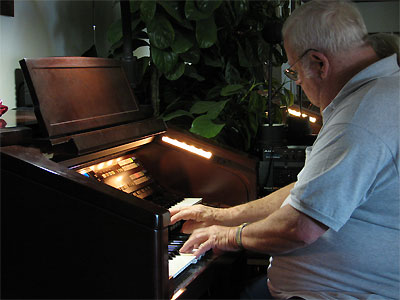 Click here to download a 2576 x 1932 JPG image showing Cyrus Roton at the console of the Technics Digital Organ.