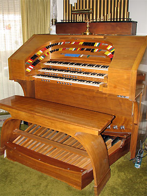 Click here to download a 1944 x 2592 JPG image showing the console of the Theatre Organ Bob Leonard built.