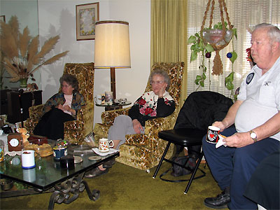 Click here to download a 2576 x 1932 JPG image showing members of the Ridgecrest Organ Club enjoying the music.