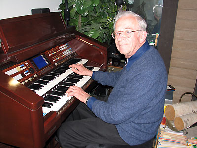 Click here to download a 2576 x 1932 JPG image showing Bob Leonard at the console of the Technics Digital Organ.