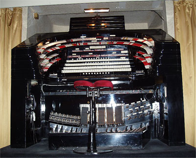 Click here to download a 900 x 729 JPG image showing the right console of the 4/58 Mighty WurliTzer.