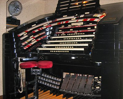 Click here to download a 2123 x 1702 JPG image showing the stage left console of the 4/58 Mighty WurliTzer installed at Radio City Music Hall in New York City, New York.