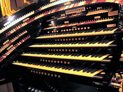 Click here to download a 1600 x 1200 JPG image showing the playing table of the 4/58 Mighty WurliTzer Theatre Pipe Organ installed at Radio City Music Hall, NYC, New York.