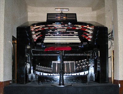 Click here to download a 2047 x 1521 JPG image showing the stage right console of the 4/58 Mighty WurliTzer.