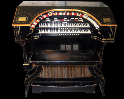 Click here to download a 1280 x 1024 JPG image showing the console of the Rialto Theatre's Style 216 2/10 Mighty WurliTzer</A> Theatre Pipe Organ.