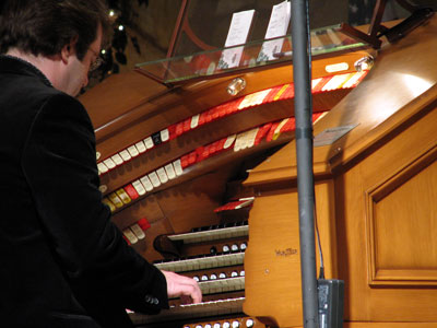 Click here to download a 2592 x 1944 JPG image showing Rob Richards at the console of the J. Tyson Forker Memorial 4/32 Mighty WurliTzer.