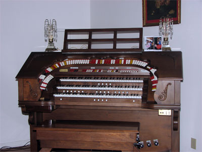 Click here to download a 2272 x 1704 JPG image showing the playing table of the Mighty Rodgers 340 Custom Theatre Organ.