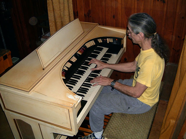 Download a 1600 x 1200 JPG picture of the Bone Doctor at the console of the Conn 640 Theatre Organ.