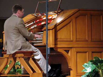 Click here to download a 2952 x 1944 JPG image of Simon Gledhill at the console of the J. Tyson Forker Memorial 4/32 Mighty WurliTzer Theatre Pipe Organ.