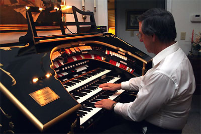 Click here to download a 640 x 426 JPG image showing Dick Smith at the console of Black Beauty.
