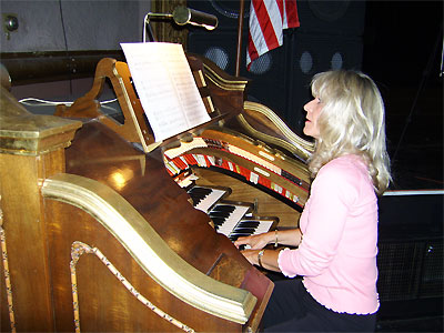 Click here to download a 3648 x 2736 JPG image showing Sue Ward at the console of the Mighty WurliTzer.