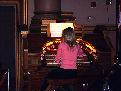 Click here to download a 3648 x 2736 JPG image showing Sue Ward at the console of the Paramount 3/12 Mighty WurliTzer Theatre Pipe Organ.