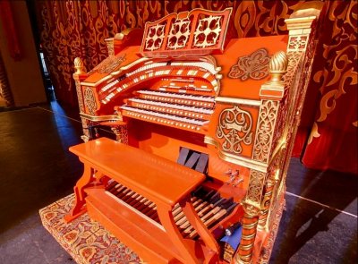 Click here to download a 785 x 578 JPG image of the Tennessee Theatre 3/17 WurliTzer Theatre Pipe Organ, installed at the Tennessee Theatre in Knoxville, Tennessee.