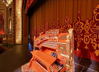 Click here to download a 799 x 579 JPG image of the Tennessee Theatre 3/17 WurliTzer Theatre Pipe Organ console.