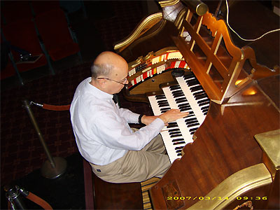 Click here to download a 3648 x 2736 JPG image showing Tom Stehle at the console of the Mighty WurliTzer.