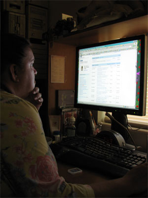 Click here to download a 1944 x 2592 JPG image showing Kimmy at the computer checking bank balances online.