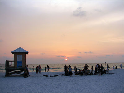 Click here to download a 2592 x 1944 JPG image showing the beach at sundown in Clearwater, Florida.