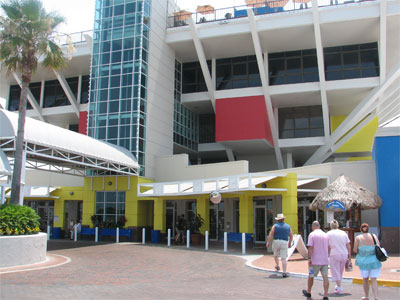 Click here to download a 2592 x 1944 JPG image showing our intrepid tourists arriving at the Pier, Saint Petersburg, Florida.