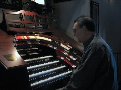 Click here to download a 640 x 480 JPG image showing Ron Carter seated at his Mighty Allen GWIV Digital Theatre Oegan.