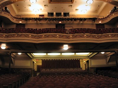 Click here to download a 2816 x 2112 JPG image showing the balcony of the auditorium.