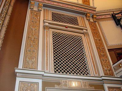 Click here to download a 2816 x 2112 JPG image showing the Main chamber grillwork.