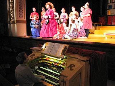 Click here to download a 2816 x 2112 JPG image showing Tom Hoehn at the console performing for a show on the stage of the auditorium.