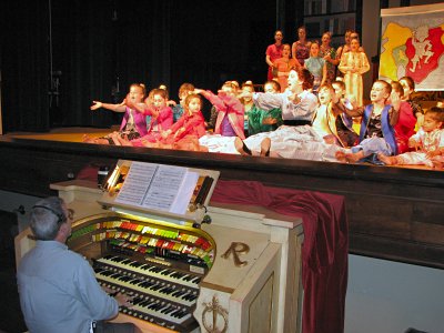Click here to download a 2816 x 2112 JPG image showing Tom Hoehn at the console performing for a show on the stage of the auditorium.