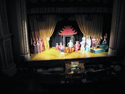 Click here to download a 2816 x 2112 JPG image showing Tom Hoehn at the console performing for a show on the stage of the auditorium.