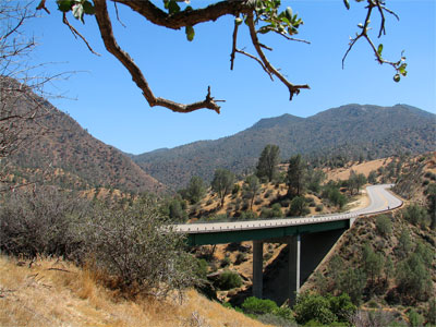 Click here to download a 1600 x 1200 wallpaper sized JPG image showing the Black Gulch Bridge across Black Gulch Creek in the Kern River Valley, California.