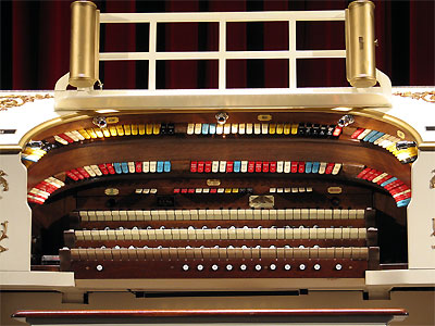 Click here to download a 2592 x 1944 JPG image showing the playing table of the 3/11 Mighty Kilgen Theatre Pipe Organ.
