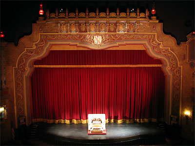 Click here to download a 2592 x 1944 JPG image showing the Mighty Kilgen on stage at the Palace Theatre.