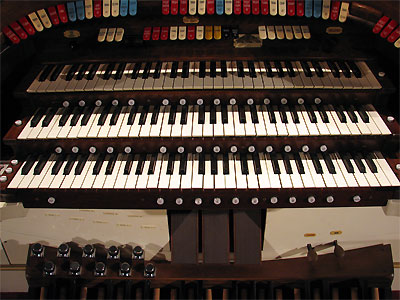 Click here to download a 2592 x 1944 JPG image showing the swell shoes and other controls of the 3/11 Mighty Kilgen Theatre Pipe Organ.