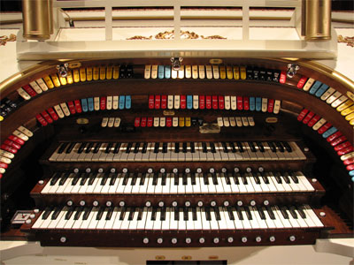 Click here to download a 2592 x 1944 JPG image showing the keydesk of the 3/11 Mighty Kilgen Theatre Pipe Organ.