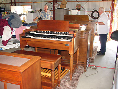 Click here to download a 2592 x 1944 JPG image showing the vintage Hammond B3 and matching D-series tone cabinet.