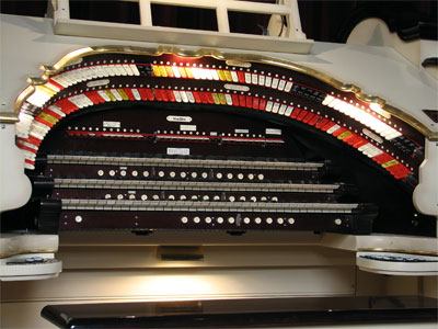 Click here to download a 2592 x 1944 JPG image showing the playing table of the 3/19 Mighty WurliTzer Theatre Pipe Organ.