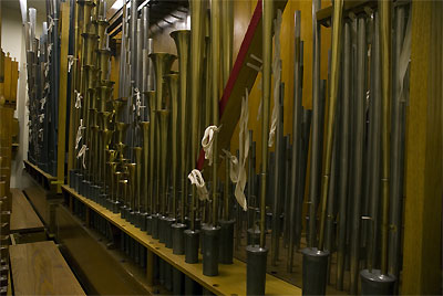 Click here to download a 3072 x 2056 JPG image showing ranks of pipes inside the Main chamber to the left of the stage in the auditorium.