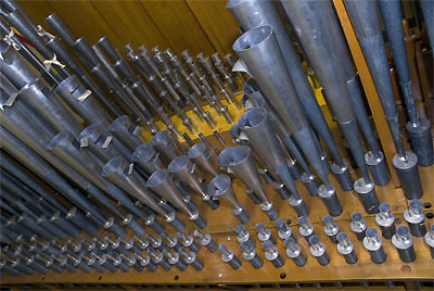 Click here to download a 3072 x 2056 JPG image showing the colour Reed pipes in the Main chamber.