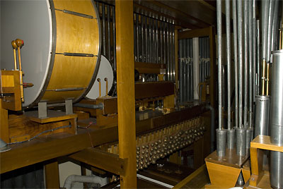 Click here to download a 3072 x 2056 JPG image showing the Percussions in the Solo chamber.
