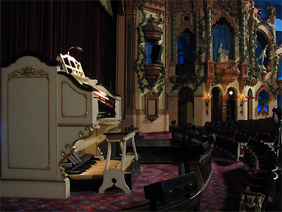 Click here to download a 2592 x 1944 JPG image showing the console of the 3/19 Mighty WurliTzer Theatre Pipe Organ on stage at the Civic Theatre.