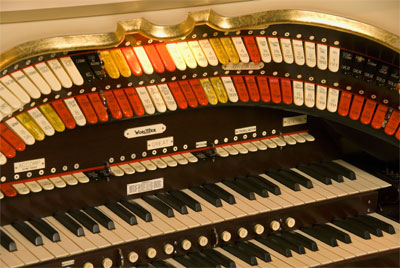 Click here to download a 3072 x 2056 JPG image showing the playing table of the 3/12 Mighty WurliTzer.