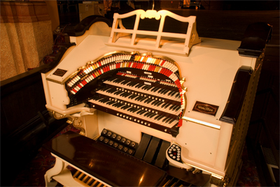 Click here to download a 3072 x 2056 JPG image showing the console of the 3/17 Mighty WurliTzer.