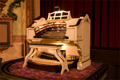 Click here to download a 3072 x 2056 JPG image showing the console of the 3/17 Mighty WurliTzer.