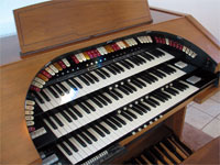 Click here to see the Bone Doctor's Conn 650 vintage theatre organ.