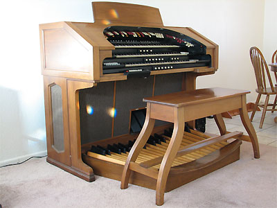 Click here to download a 2592 x 1944 JPG image showing the console of the Mighty Conn 650 Theatre Organ.