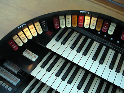Click here to download a 2592 x 1944 JPG image showing the left bolster of the Mighty Conn 650 analogue electronic theatre organ.