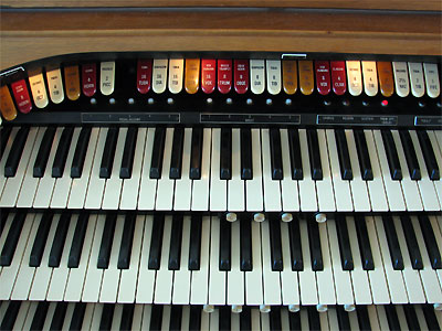 Click here to download a 2592 x 1944 JPG image showing the center bolster of the Mighty Conn 650 analogue electronic theatre organ.