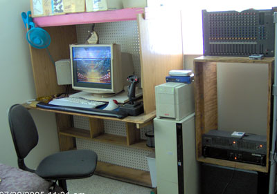 Download a 1912 x 1345 JPG image of the temporary control room at Tom Hoehn's residence, looking at the main data server.