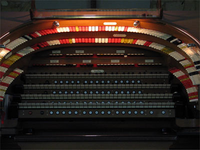 Click here to download a 2592 x 1944 JPG image showing the keydesk of the J. Tyson Forker Memorial 4/32 Mighty WurliTzer.