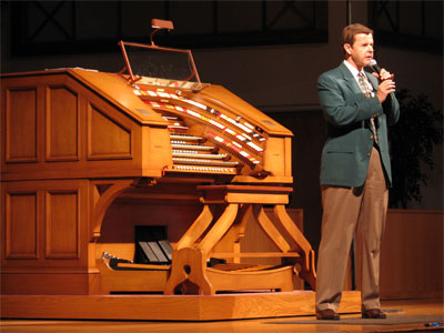 Click here to download a 2592 x 1944 JPG image showing Lew Williams speaking with the audience at Grace Baptist Church.